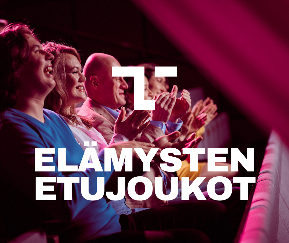 Ihmisiä teatterin yleisössä taputtamassa. Edustalla Lappeenrannan teatterin logo ja teksti "Elämysten etujoukot".